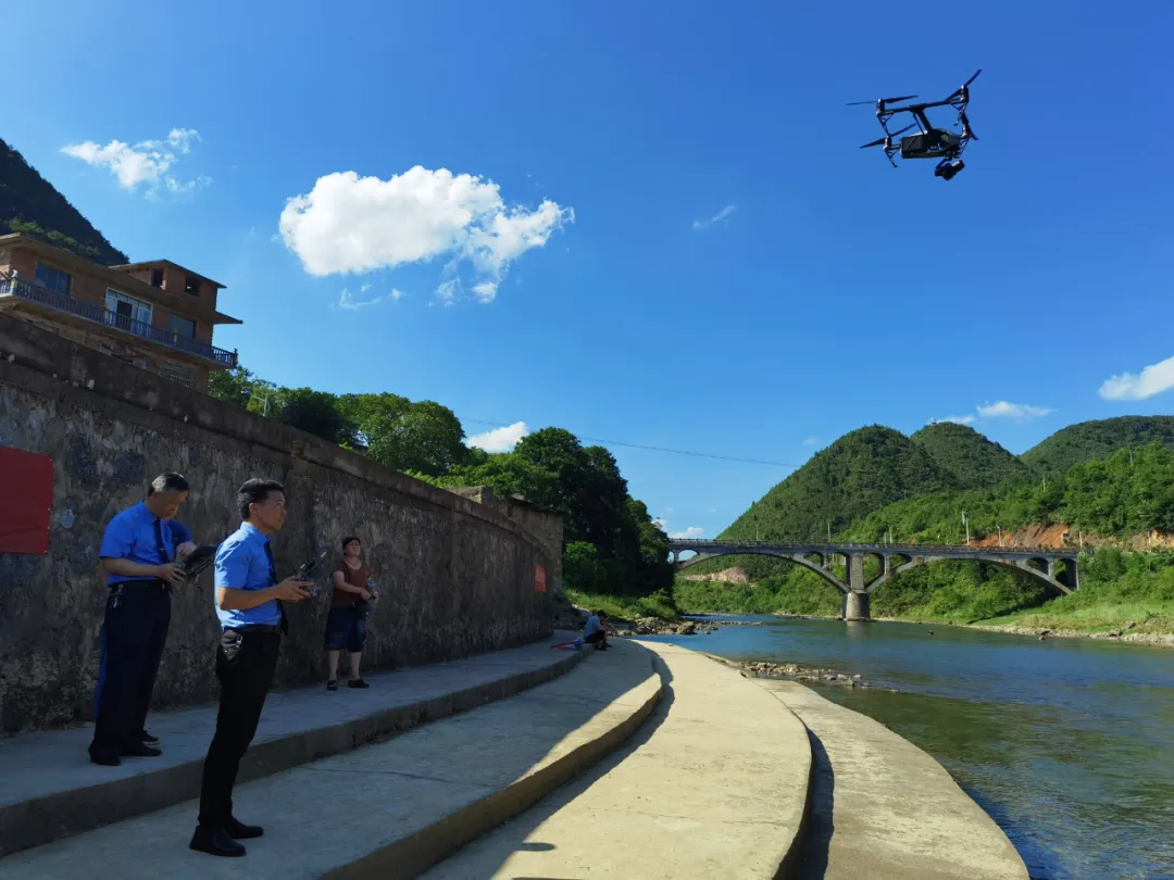 当无人机飞入民生现场：持证飞手正在守护每一个人的生活