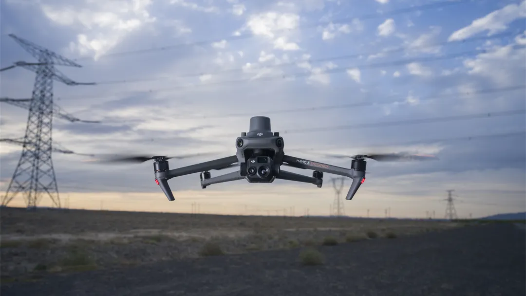 男人新三件套火了！手握方向盘、肩扛摄像机，还缺个会飞的无人机